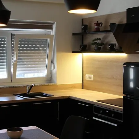 Apartment Gold & Black *