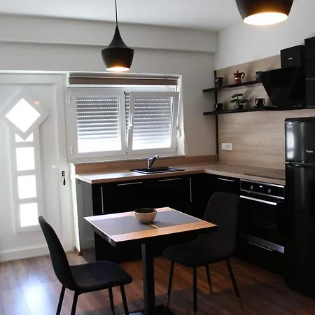 Apartment Gold & Black *