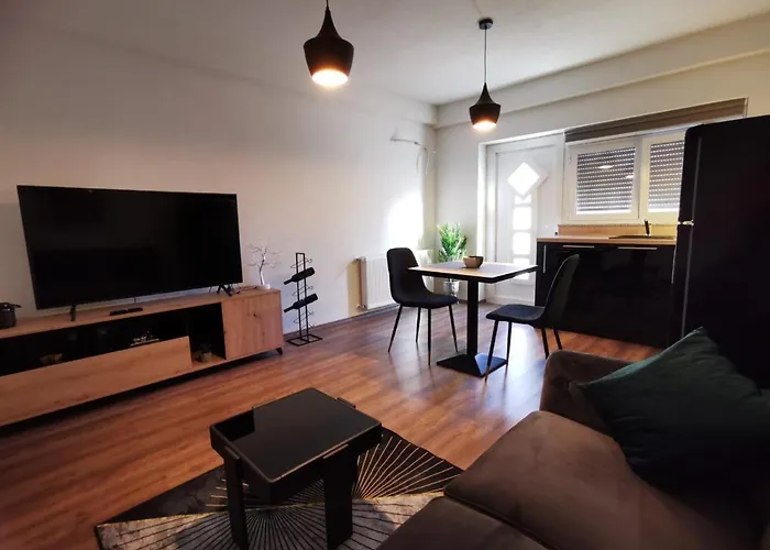 Apartment Gold & Black *