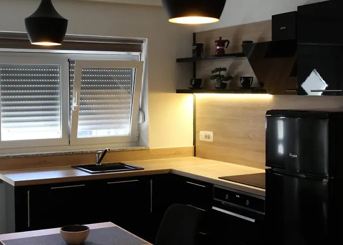 Apartment Gold & Black *