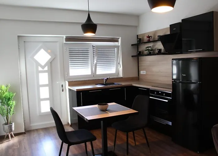 Apartment Gold & Black *